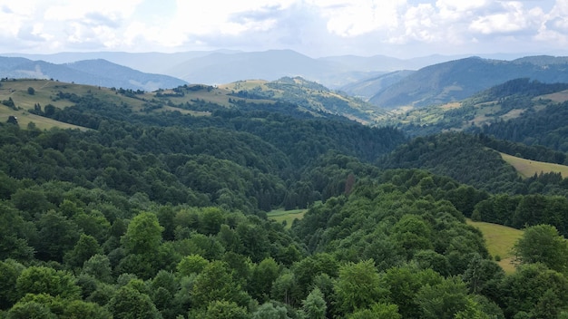 Widok z góry na górskie szczyty