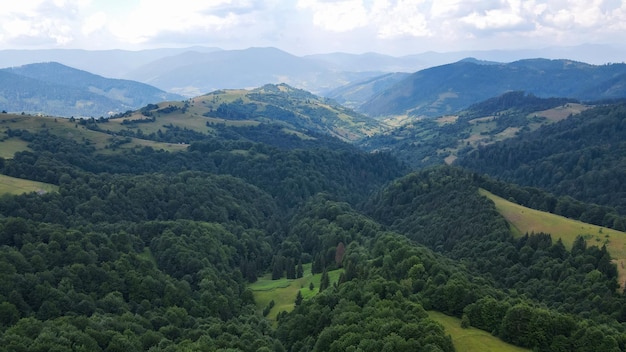 Widok z góry na górskie szczyty