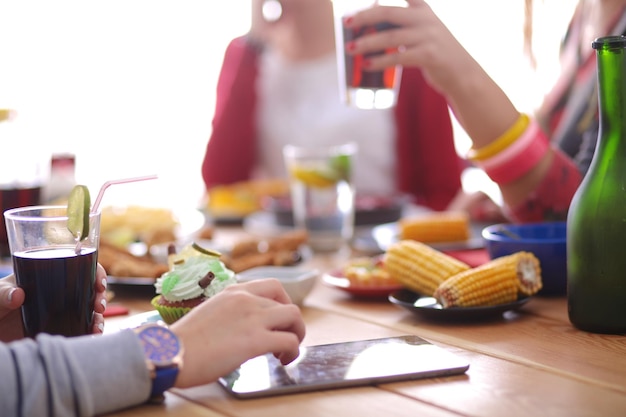 Widok z góry na grupę ludzi jedzących razem obiad siedząc przy drewnianym stole Jedzenie na stole Ludzie jedzą fast foody
