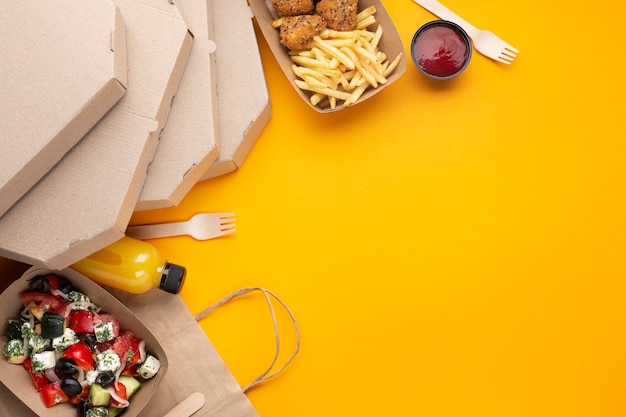Widok z góry na jedzenie z pudełkami po pizzy