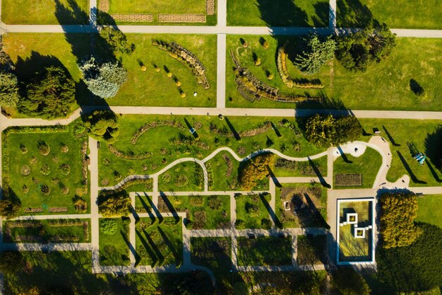 Widok z góry na jesienny ogród botaniczny w Mińsku na Białorusi