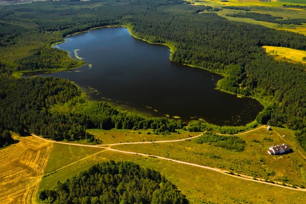 Widok z góry na jezioro Bolta w lesie w Parku Narodowym Jezior Brasławskich, najpiękniejsze miejsca na Białorusi.Wyspa na jeziorze.Białoruś.