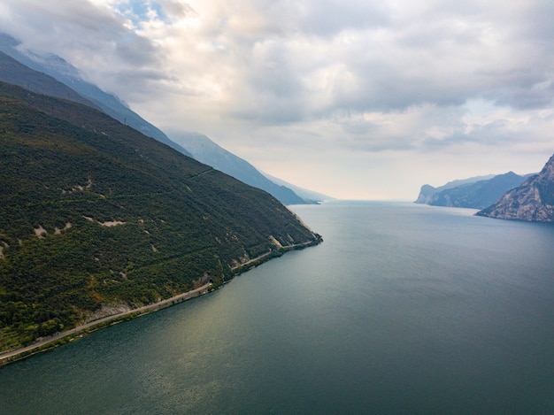 Widok Z Góry Na Jezioro Lago Di Garda B Alpejskiej Scenerii. Włochy.