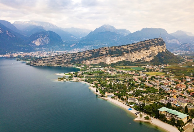 Widok z góry na jezioro Lago di Garda i miejscowość Torbole, alpejskie krajobrazy