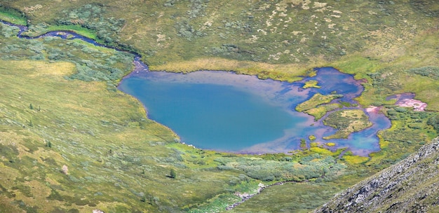 Widok z góry na jezioro, letni krajobraz