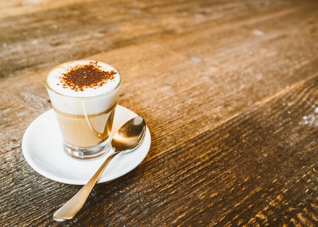 Widok z góry na kawę cappuccino w białej filiżance
