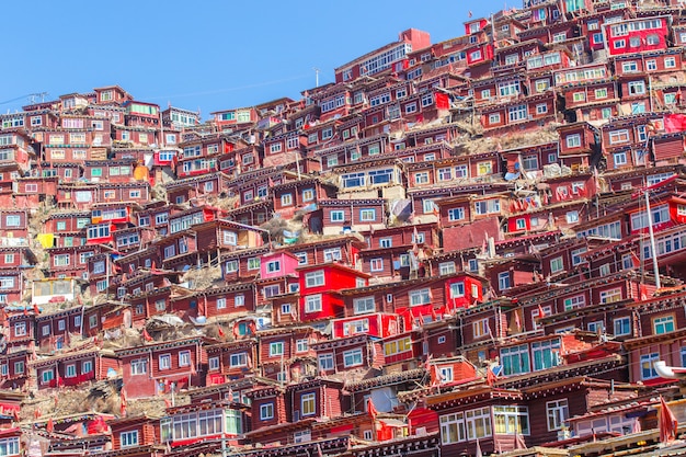 Widok Z Góry Na Klasztor Larung Gar (akademia Buddyjska), Sichuan, Chiny