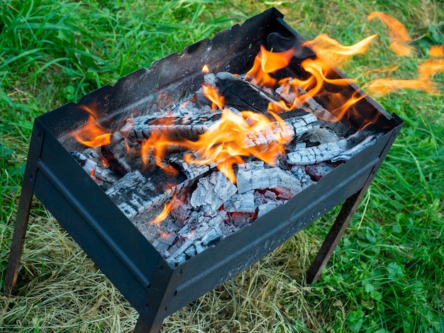 Widok Z Góry Na Kłody Drzew Płonących W Grillu