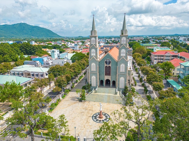 Widok z góry na kościół Chanh Toa w Ba Ria Vung Tau Światło oświetla figurę Matki Boskiej