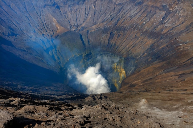 Widok z góry na krater aktywnego wulkanu Bromo Indonesia