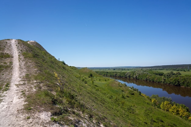 Widok z góry na kredowe wzgórza w centralnej Rosji