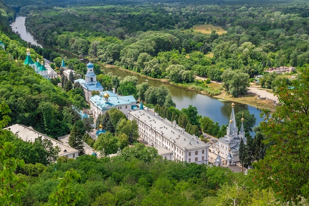 Widok z góry na Ławrę Zaśnięcia Świętej w Świętogorsku lub Świętogórsku na Ukrainie w letni dzień