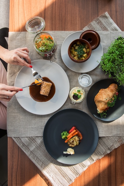 Widok z góry na lunch biznesowy