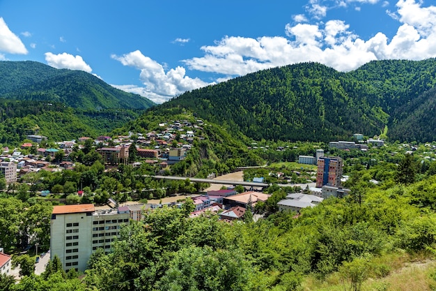Widok z góry na miasto Borjomi na południu środkowej Gruzji