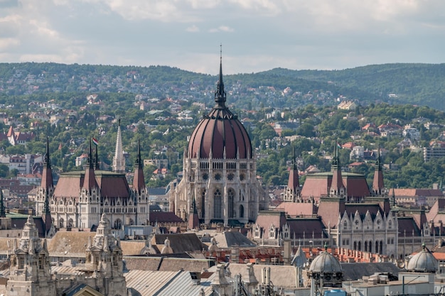 Widok z góry na miasto i parlament Budapesztu Węgry