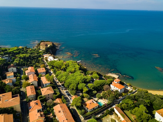 Widok z góry na miasto i promenadę znajdującą się w Castiglioncello w Toskanii. Włochy, Livorno.