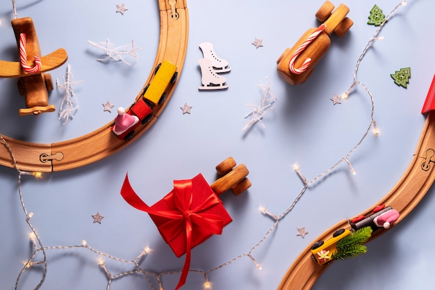 widok z góry na miasto zabawek z pociągami i samochodem z prezentami noworocznymi i słodyczami