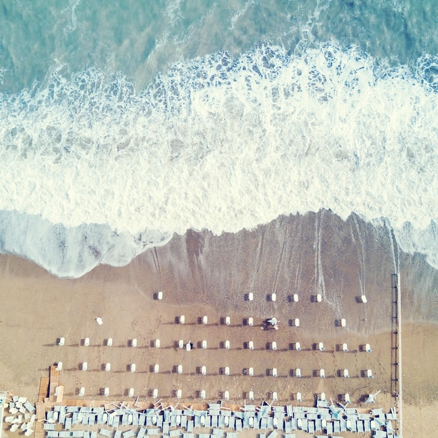 Widok z góry na morze i plażę z leżakami