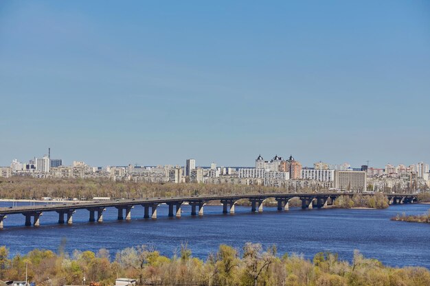 Widok z góry na most Paton i rzekę Dniepr z góry w Kijowie