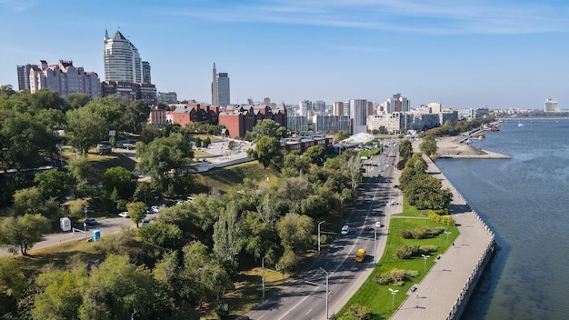 Widok z góry na nasyp w mieście Dniepr