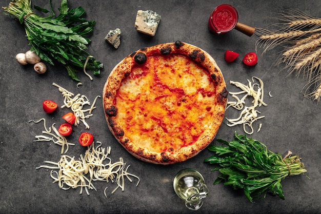 Widok z góry na neapolitańską świeżą pizzę margherita