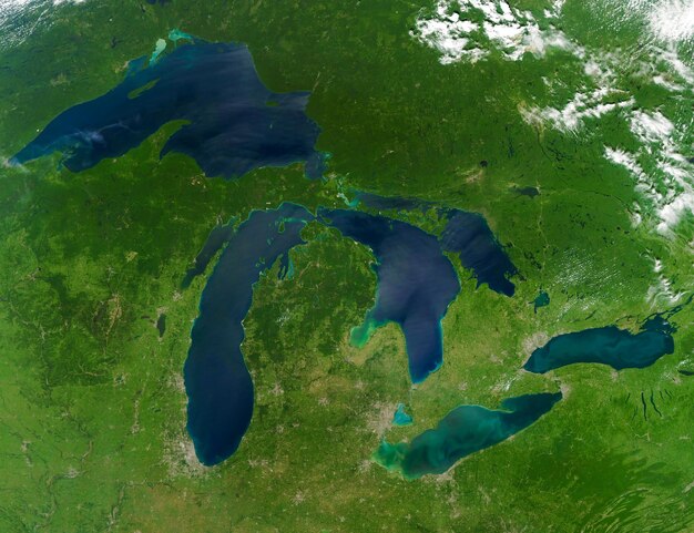 Widok z góry na obraz satelitarny Wielkich Jezior. Elementy tego obrazu dostarczone przez NASA.