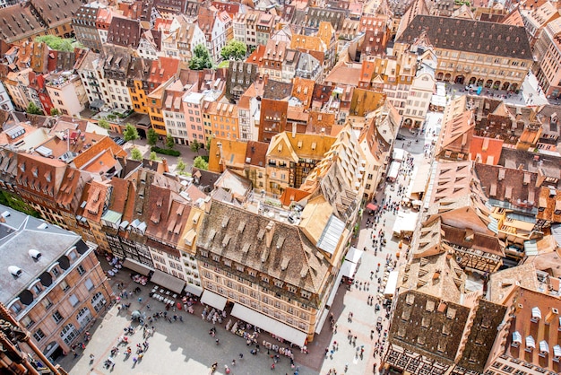 Widok z góry na panoramę miasta na placu katedralnym zatłoczonym ludźmi na starym mieście w Strasburgu we Francji