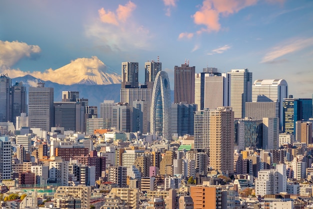 Widok z góry na panoramę Tokio (obszar Shinjuku) i górę Fuji z pięknym zachodem słońca w Japonii.