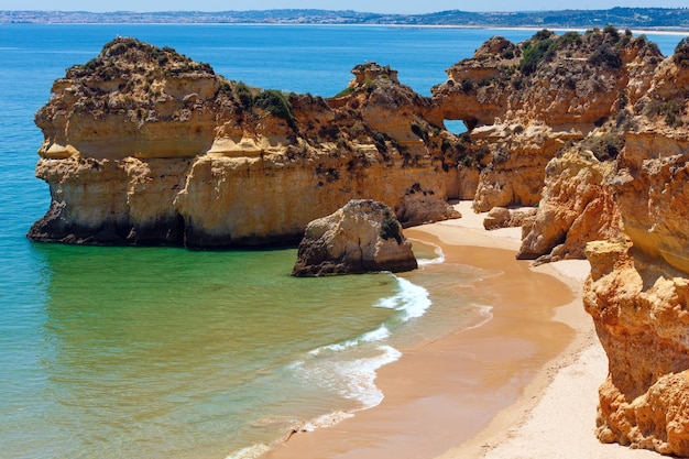 Widok z góry na piaszczystej plaży Dos Tres Irmaos (Portimao, Alvor, Algarve, Portugalia).