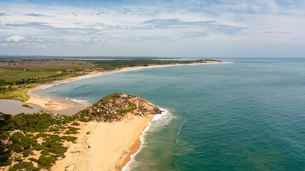 Widok z góry na piękną piaszczystą plażę i ocean z falami