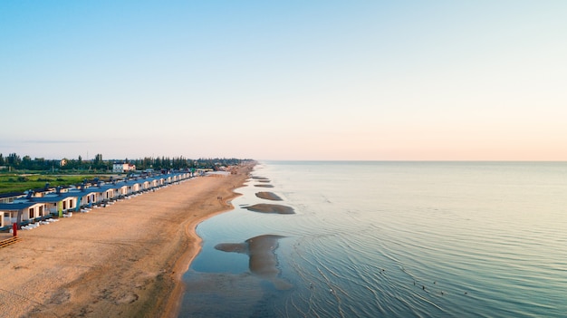 Widok z góry na piękną plażę. Powietrzny truteń na wodzie morskiej przy plażą