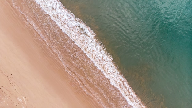 Widok z góry na piękną plażę.