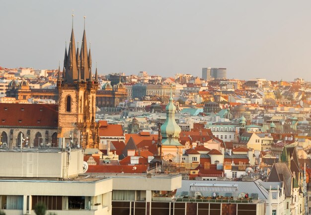 Widok z góry na piękne miasto ze starożytnym zamkiem