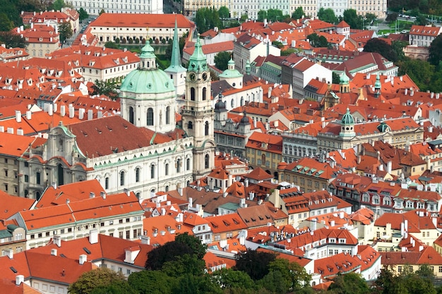 Widok z góry na piękne stare miasto z czerwonymi dachami i iglicami Stonowany