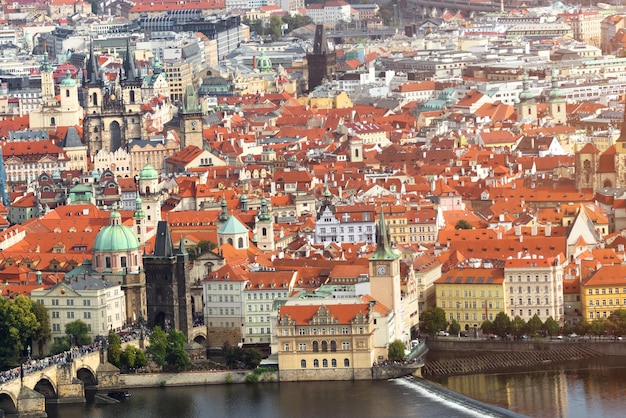Widok z góry na piękne stare miasto z czerwonymi dachami, mostem z ludźmi i rzeką