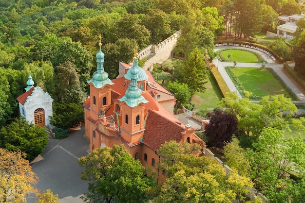 Widok z góry na piękny czerwony starożytny zamek wśród zielonych drzew