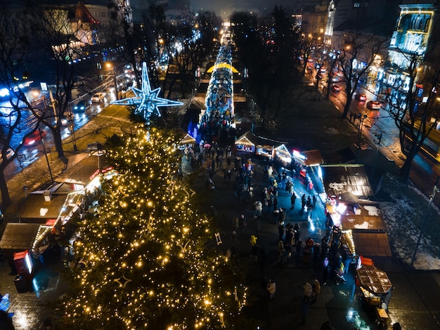 Widok z góry na plac choinki we Lwowie