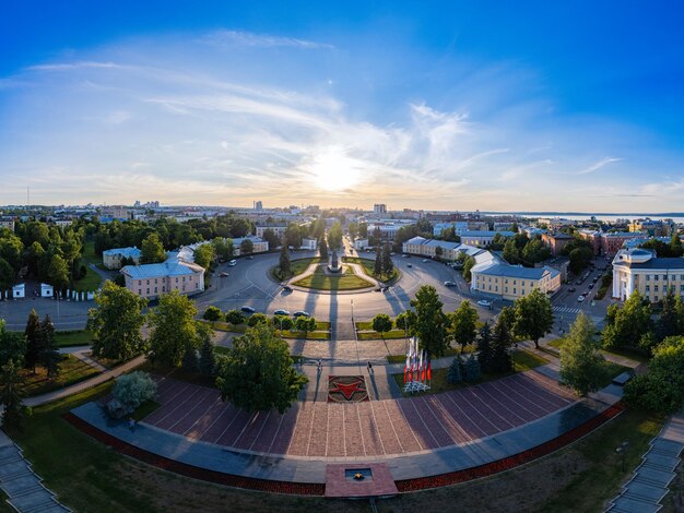 Widok z góry na Plac Lenina o zachodzie słońca Pomnik Wieczny Płomień w centrum miasta w pobliżu Parku Onezhskogo Traktornogo Zavoda w słoneczny wieczór Petrozavodsk miasto jest stolicą Karelii Rosja