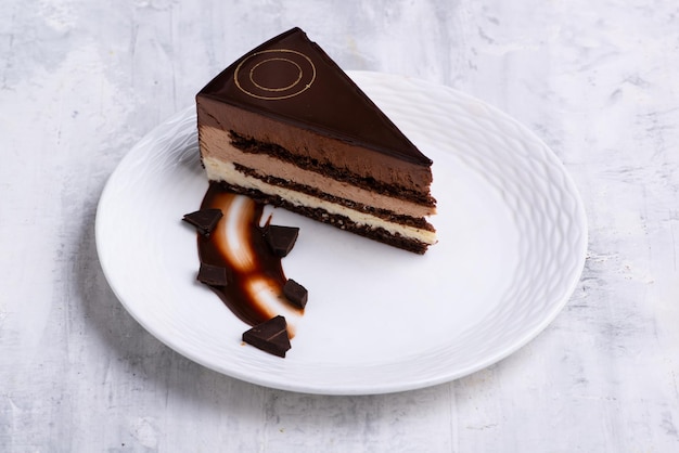 Widok z góry na plasterki ciasta czekoladowego na białym talerzu