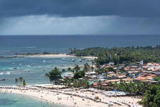 Zdjęcie widok z góry na plaże i domy w morro de são paulo w mieście kairu