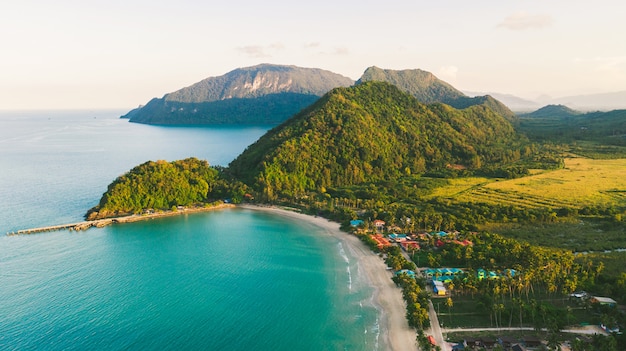 Widok z góry na plażę i morze i góry Widok z góry z lotu ptaka na plażę Khanom, Khanom, Nakhon Si Thammarat Tajlandia