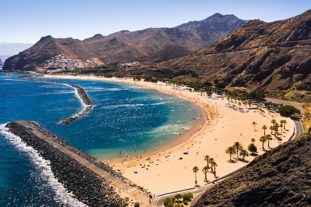 Widok Z Góry Na Plażę Las Teresitas Z żółtym Piaskiem W Pobliżu Miasta Santa Cruz De Tenerife Teneryfa Wyspy Kanaryjskie