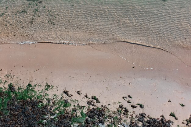 Widok Z Góry Na Plażę Morską Z Falami.