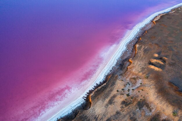 Widok z góry na pokryty solą brzeg jeziora Pink