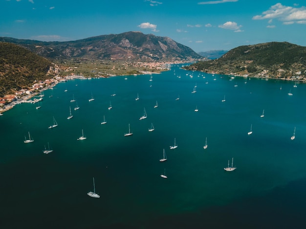 Widok z góry na port z jachtami i łodziami na wyspie Lefkada w Grecji