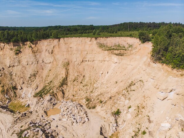 Widok z góry na przemysłową kopalnię piasku