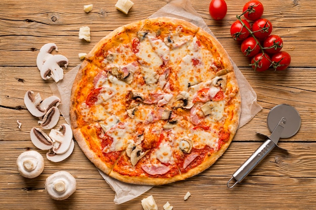 Widok Z Góry Na Pyszną Pizzę Na Drewnianym Stole