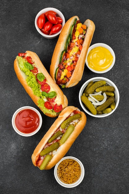 Zdjęcie widok z góry na pyszne hot dogi