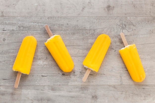 Zdjęcie widok z góry na pyszne lody popsicles