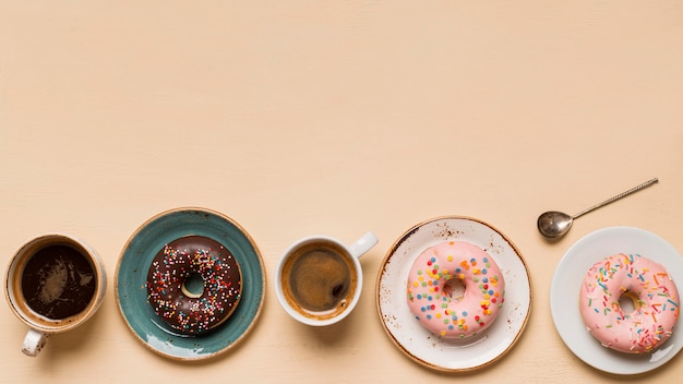 Widok Z Góry Na Pyszne Pączki Z Miejsca Na Kopię